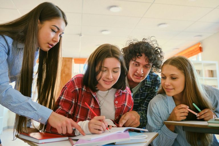 Bild lernen Jugendliche bei der Ausbildung